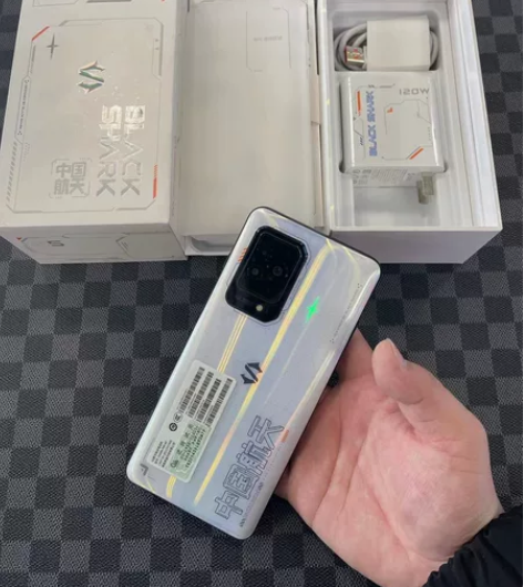 黑鲨5航天定制版 12?256 全套99新...