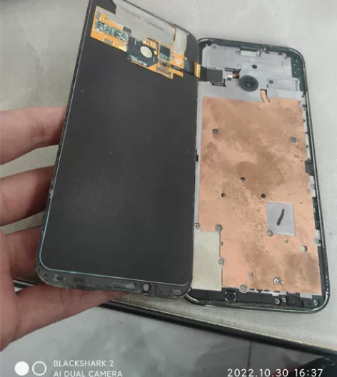 黑鲨2,玩着玩着卡顿然后不开机充电没反应,...