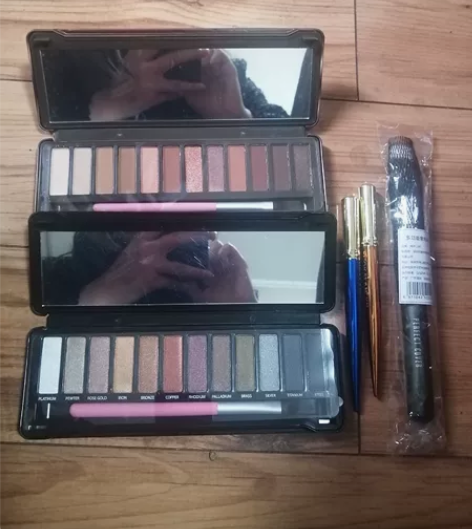 2支全新眼线笔+1个散粉刷（赠全新眼影盘）...