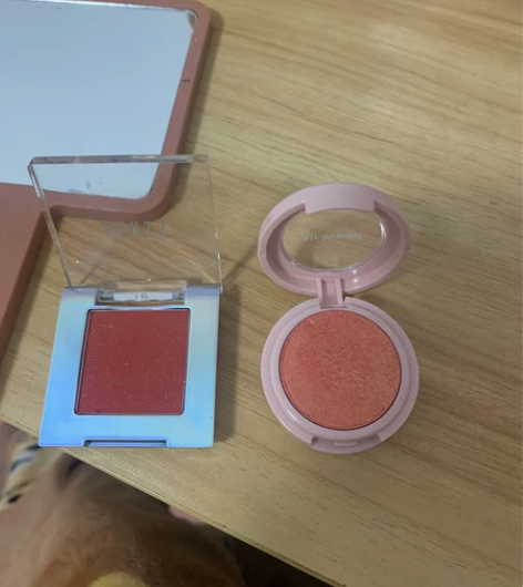 出两个单色眼影，线下调色盘店里买的，颜色很...