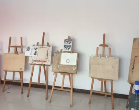 美术耗材：画板8元/一个，共3个；画架25...