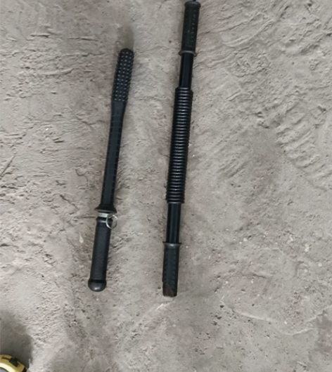 臂力器和防身橡胶棒。橡胶棒45cm,臂力器...