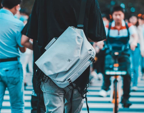 可装16寸以内轻薄本，灰色大号的，需要的可...