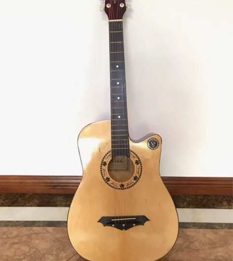 出全新手工制作原木色吉他一把,心血来潮头脑...