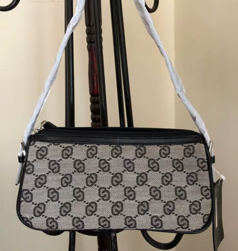 女士小挎包全新。去澳洲时购买。包长22厘米...