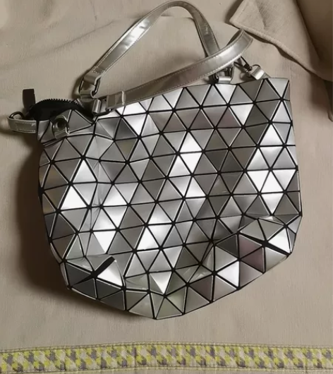女士菱格手包，仅可手提，带拉锁，经典银色镭...