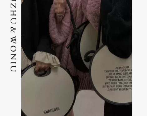 网红小白同款个性小众设计印字圆形手提包撞色...