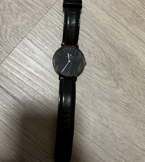 dw手表，注意：电池没电了，需要自己换个电...