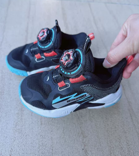 安踏男小童跑鞋 内长145，鞋码24 购于...