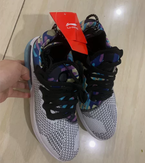 李宁运动鞋全新，买回来小了没有穿过便宜出售...