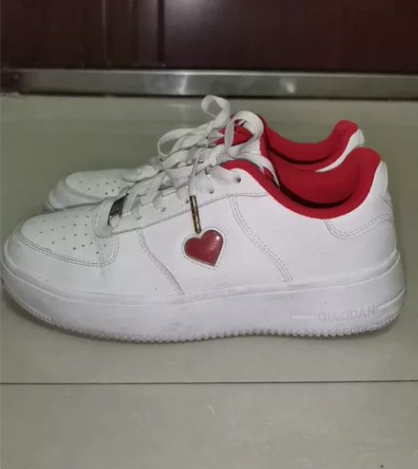 乔丹女运动鞋，37码，小白鞋情侣款，很轻，...