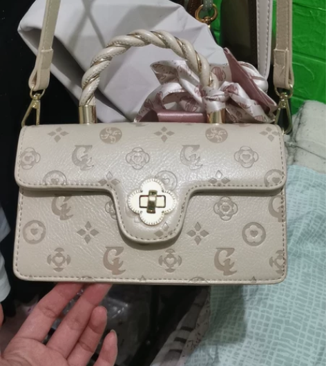 背过一次，外观基本全新，扭动锁扣的位置轻微...