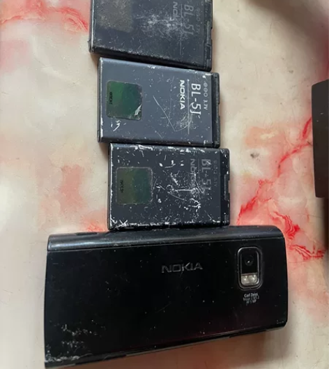 诺基亚x6不开机了，应该是电池没电，喜欢收...