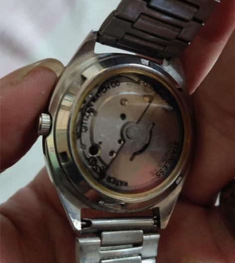 品牌型号 :西铁城自动手表，表镜是水晶的，...