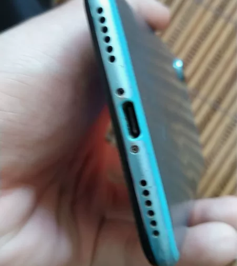 小米6x，4+32，！屏幕有时会跳屏，后置...