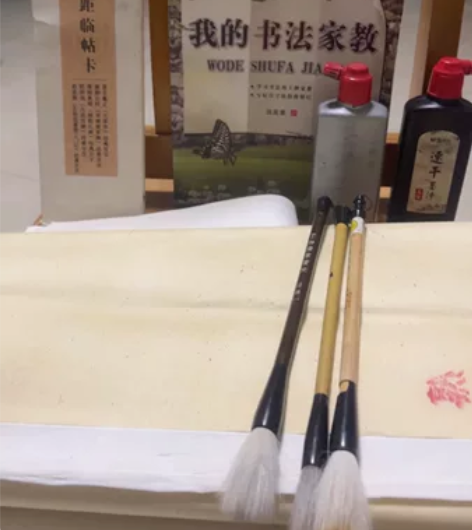 熟宣纸长68厘米，宽46.5厘米，厚1厘米...