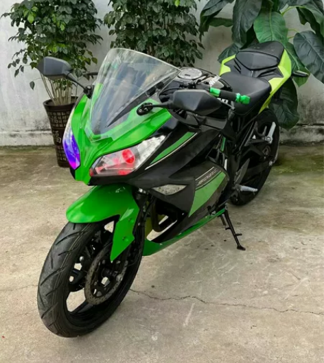 川崎小忍者款跑车，自带平衡轴。配置顶级恶魔...