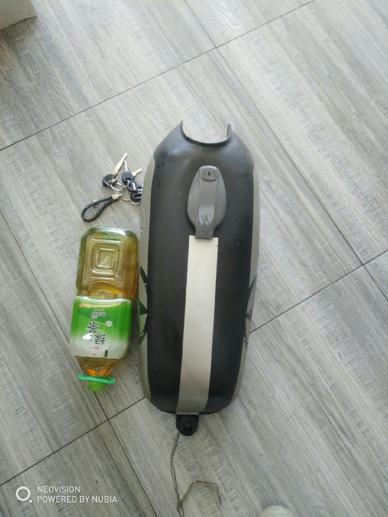 摩托车油箱小银灰色的灰色的油箱