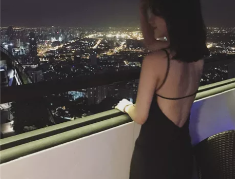 法式高端海边度假气质性感露背吊带连衣裙高级...