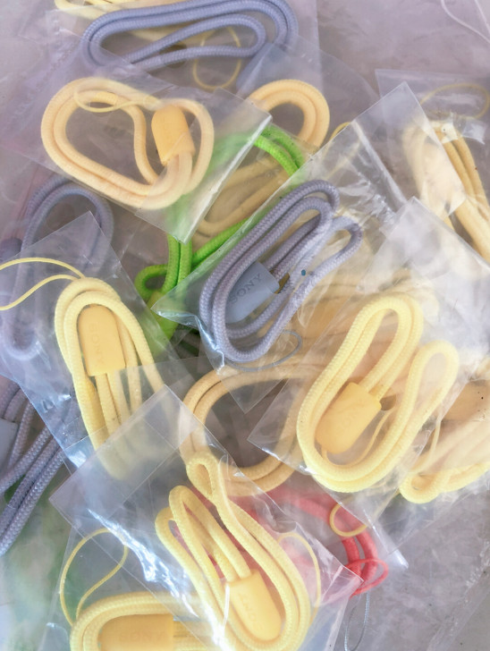 索尼原装正品挂绳。长度16cm这样。合适手...