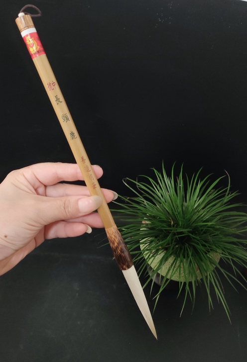 材质：特制加键长峰羊毫笔一只，竹笔杆