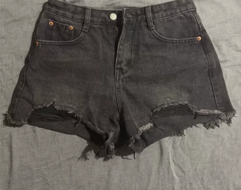 灰黑色牛仔短裤m码99新 没穿几次因为码大...