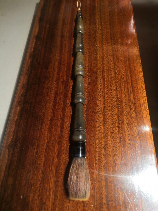正宗牛角制作的毛笔。节都可以拆卸，随意组装...