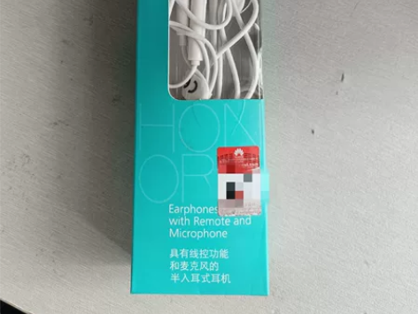 荣耀耳机一副，有线耳塞式，有防伪标志可查。...