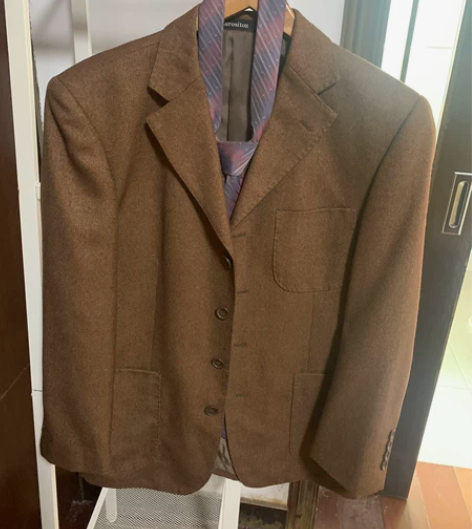 男士西装，赠送领带，几乎没穿过，看起来很新...