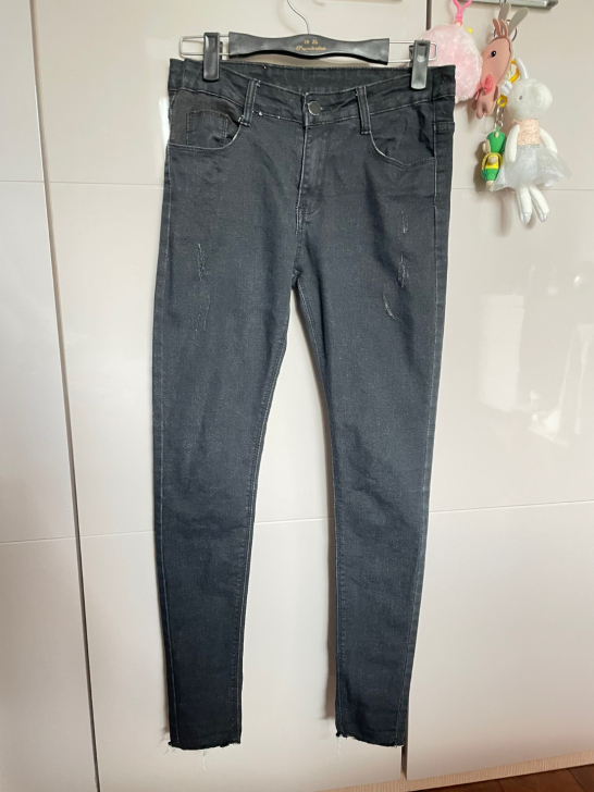 8成新 黑色牛仔裤
