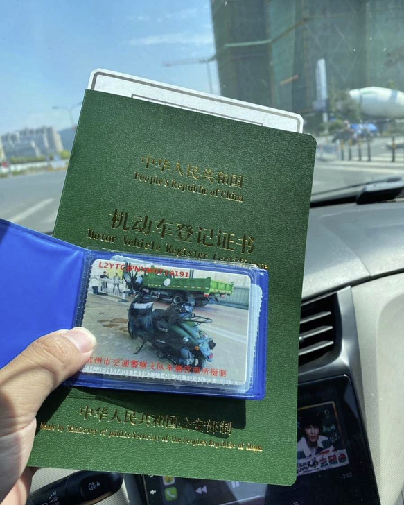 新车买来没多久，能过户，油耗2毛不到，保险...