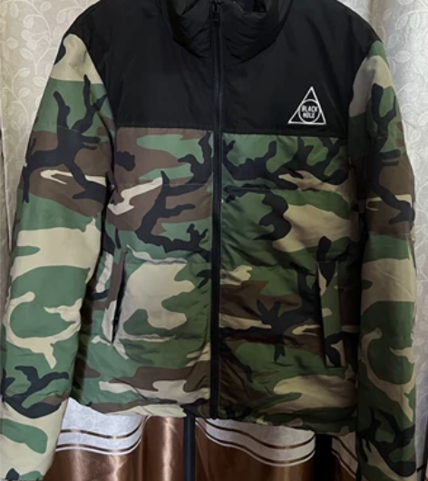 男羽绒服外套，立领。羽绒厚实饱满。商场专柜...