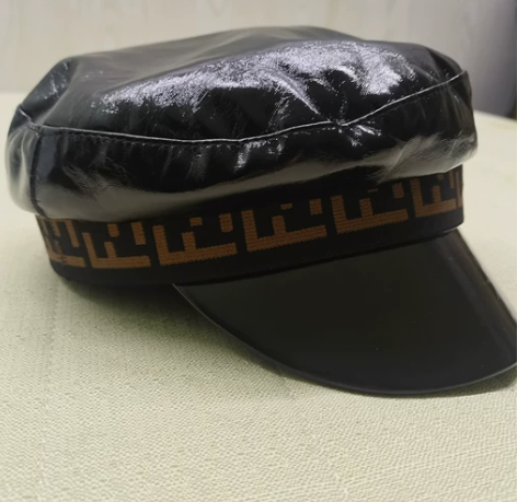 搬家清衣柜，朋友送的两个秋冬的贝雷帽，她买...