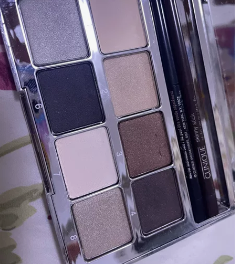 倩碧眼影 老古董了 在意保质期的别来 两个...