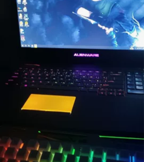 外星人17游戏本。里面4个内存卡槽,固态硬...