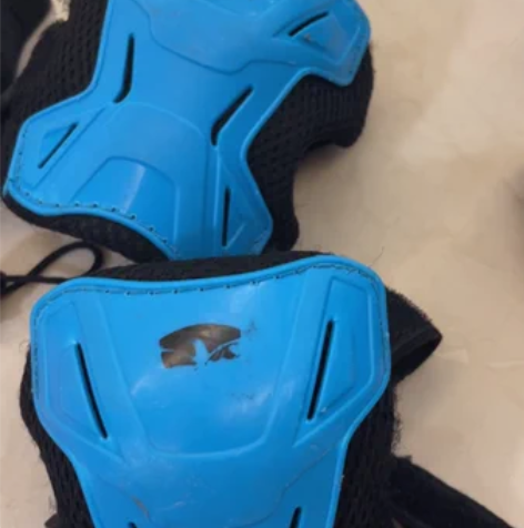 自提，小朋友学轮滑的鞋子护具，在机构买的原...