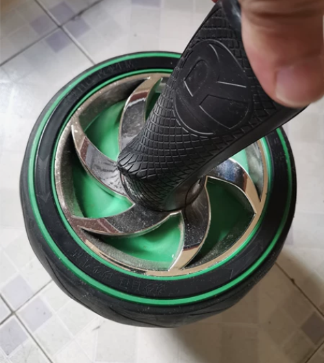 闲置腹肌轮一个，品牌未知，长时间不用落灰了...