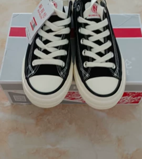 全新带吊牌新百伦男士经典帆布鞋,码数是42...