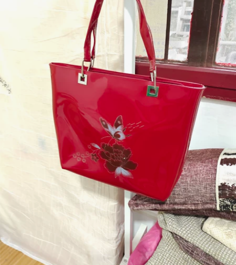 女士提包，挎包，全新吊牌还在！闲置出，实物...