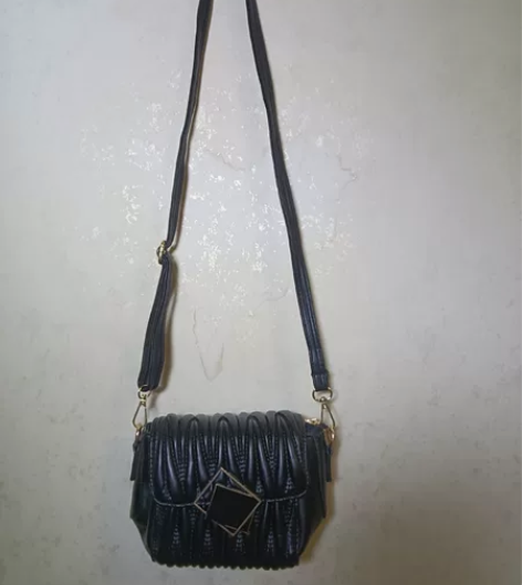 全新黑色斜挎包，大小看图，家用餐巾纸对比。...