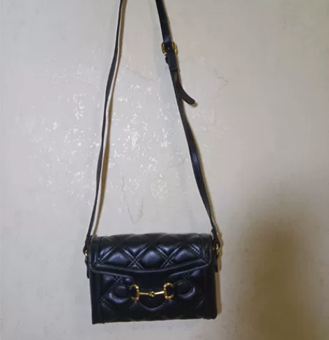 全新黑色斜挎包，大小看图，家用餐巾纸对比。...