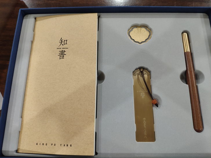 文创套装，内附笔记本、书签、签字笔。特别适...
