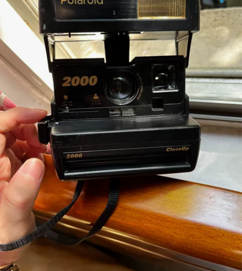 宝丽来2000，黑色照相机，外观个人觉得还...