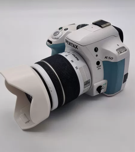 宾得K50单反相机蓝白色，有镜头18-55...