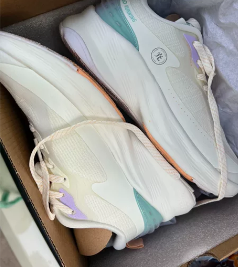 乔丹运动跑鞋，37码 原盒子原包装都有，仅...