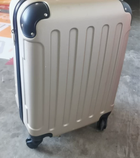 9新拉杆箱,大概20寸?差不多吧,不大,肯...