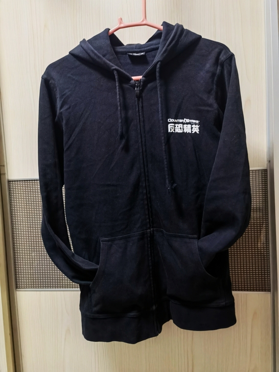 喜欢玩反恐精英的朋友们，可以拿下这件外套，...