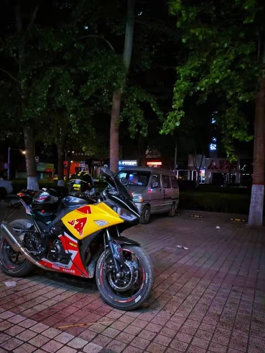 国四电喷r3 手续齐全 未上户 到手直接一...