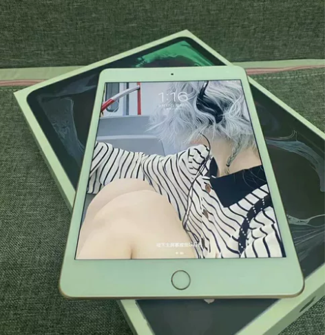 女大学的自己用 出一台ipad mibi5...