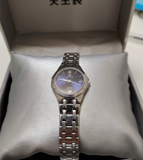 天王石英石手表，商场买的，现在戴的是智能手...